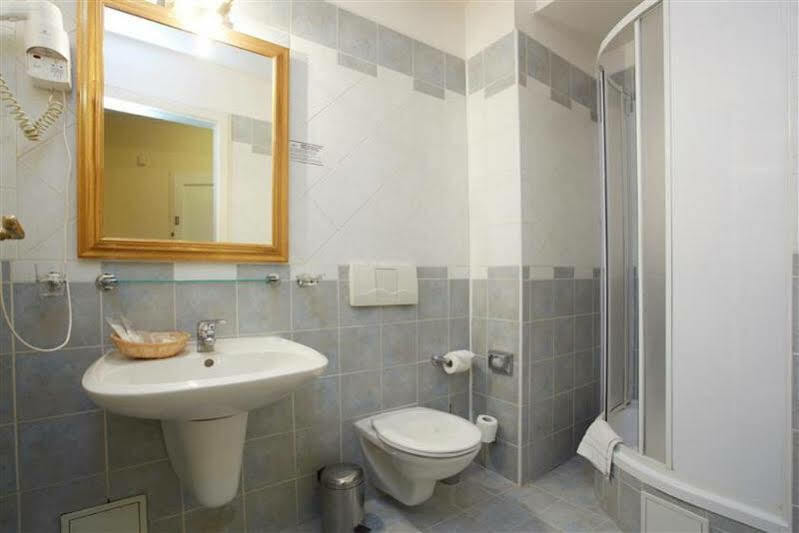 Galerie Royale Hotel Praha Bagian luar foto